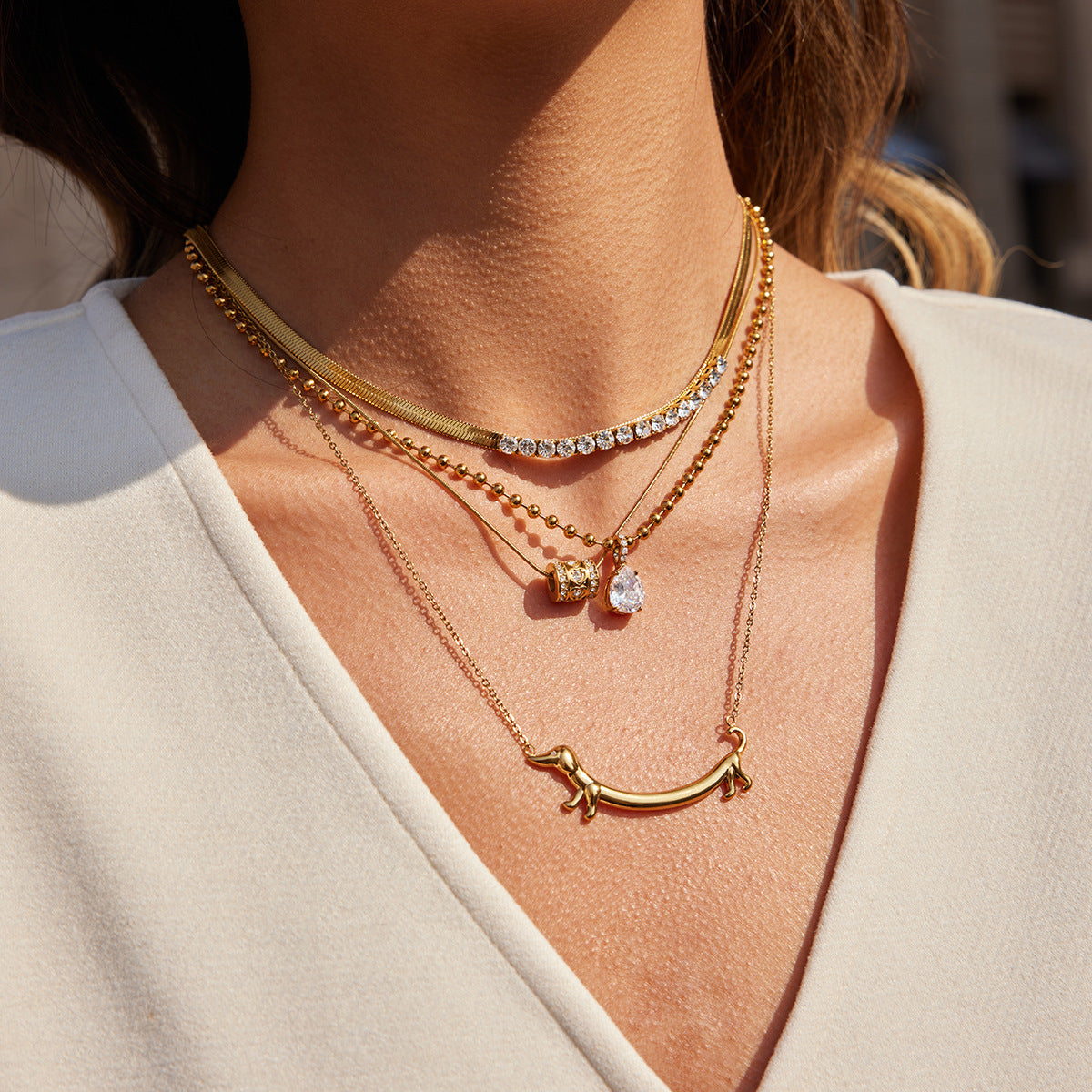 Collar con colgante de perro salchicha minimalista de acero de titanio con chapado en oro al vacío PVD para mujer