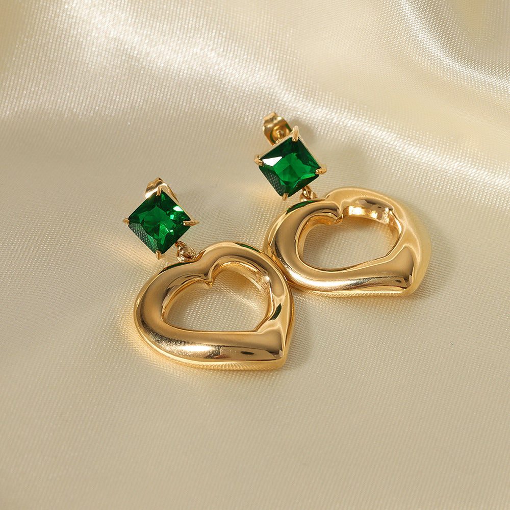 Orecchini a perno minimalistici a forma di cuore in zircone e acciaio al titanio placcati oro da donna