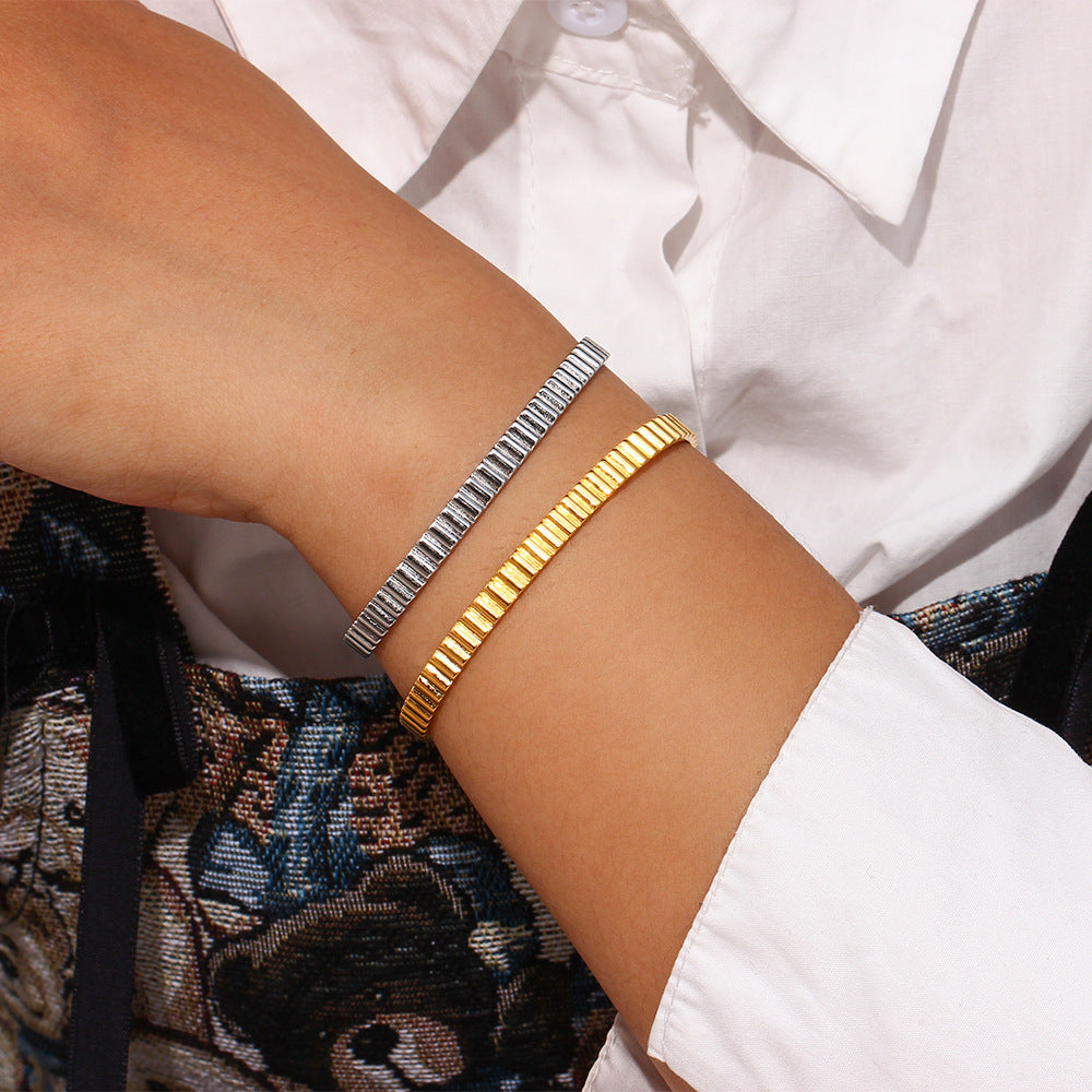 Bracciale rigido aperto minimalista in acciaio inossidabile testurizzato con finitura placcata