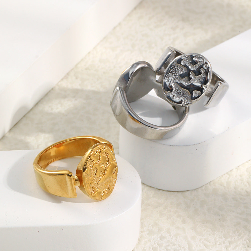 Anello Minimalista Geometrico in Acciaio Inossidabile con Placcatura in Oro 18K e Design a Rilievo Nebuloso