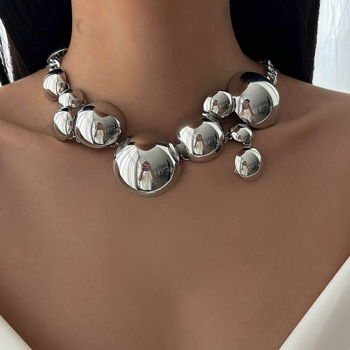 French Vintage Geometric Irregular Round Pendant Necklace for Women with Electroplated Metal Finish