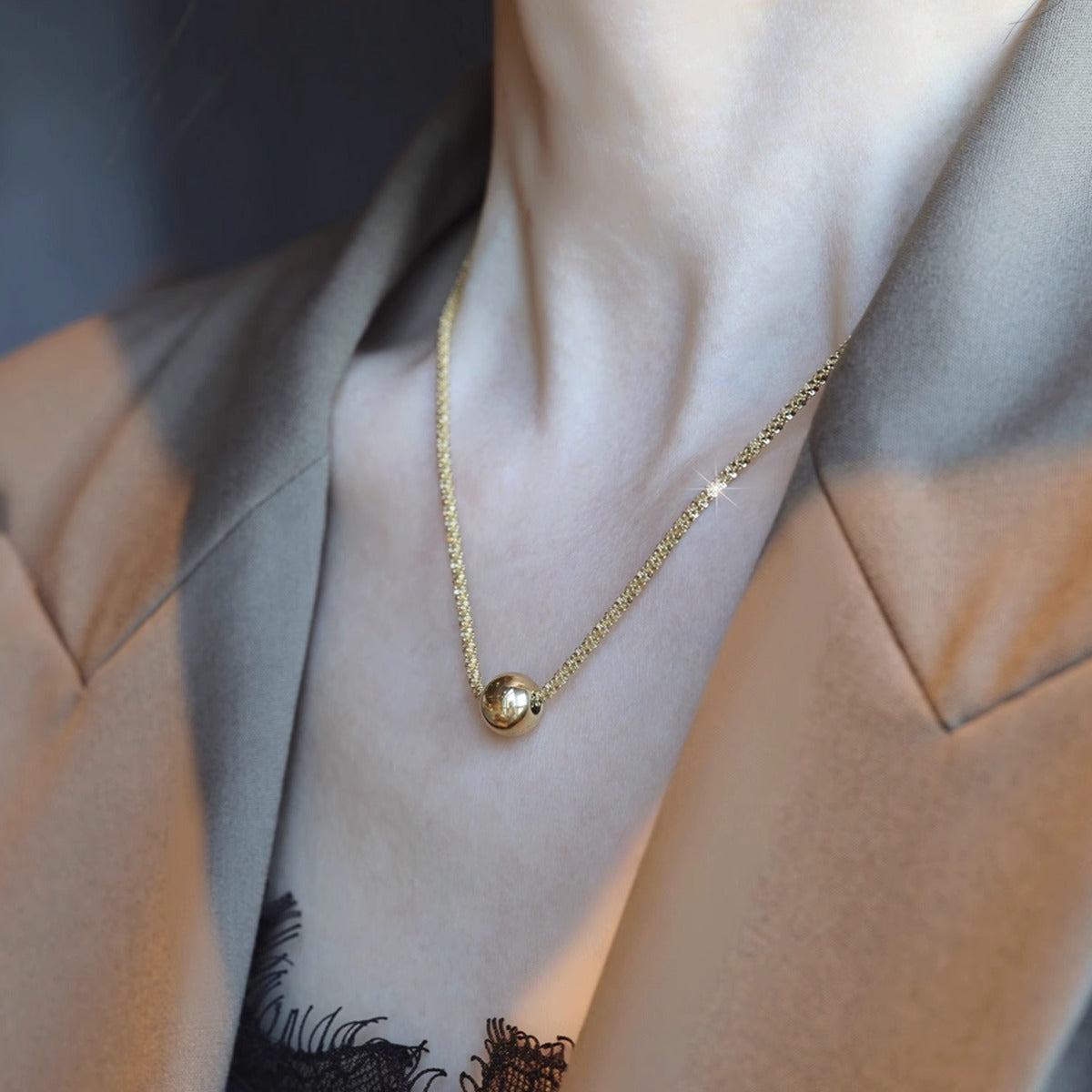 Collana con clavicola placcata in acciaio al titanio a forma irregolare dal design originale con motivo a stelle intere