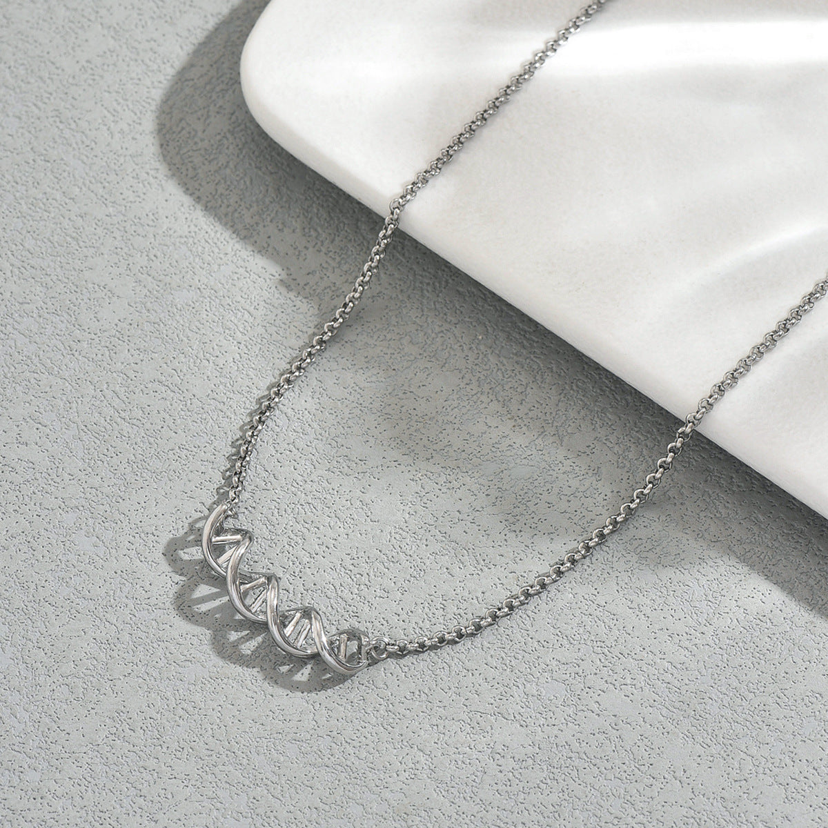 Chic Geometric U-Shaped Pendant Necklace for Women Made of Zinc Alloy with Plated Finish