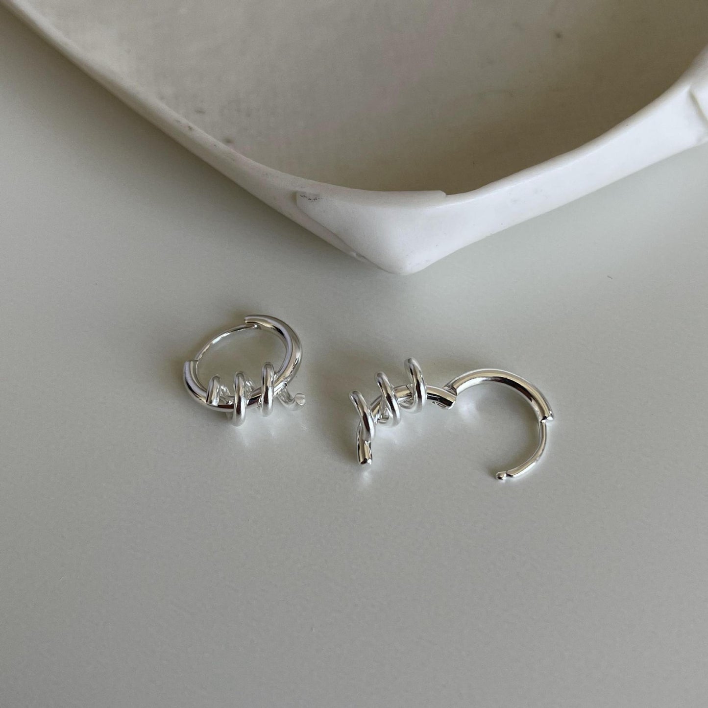 Minimalist Star-Shaped 925 Sterling Silver Hoop Earrings with Rotating Hinge and Spring Closure