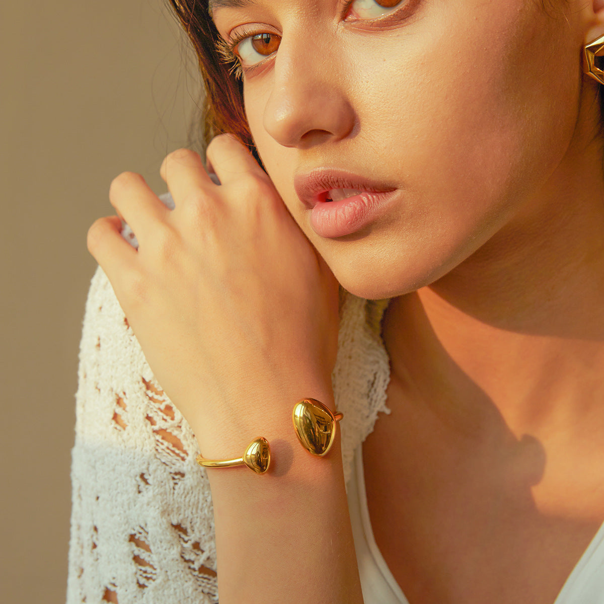 Bracciale largo elastico geometrico irregolare da donna in acciaio al titanio placcato oro 18K di lusso ispirato a INS