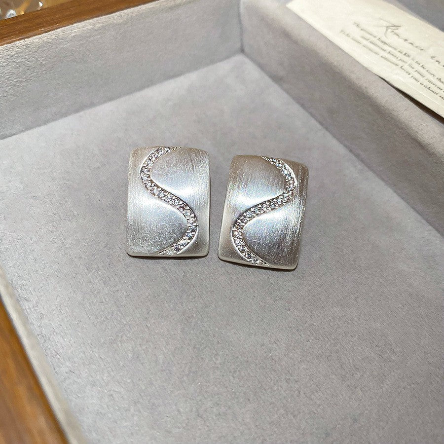 Pendientes de botón minimalistas florales de circonita en cobre chapado con postes de acero inoxidable para mujer