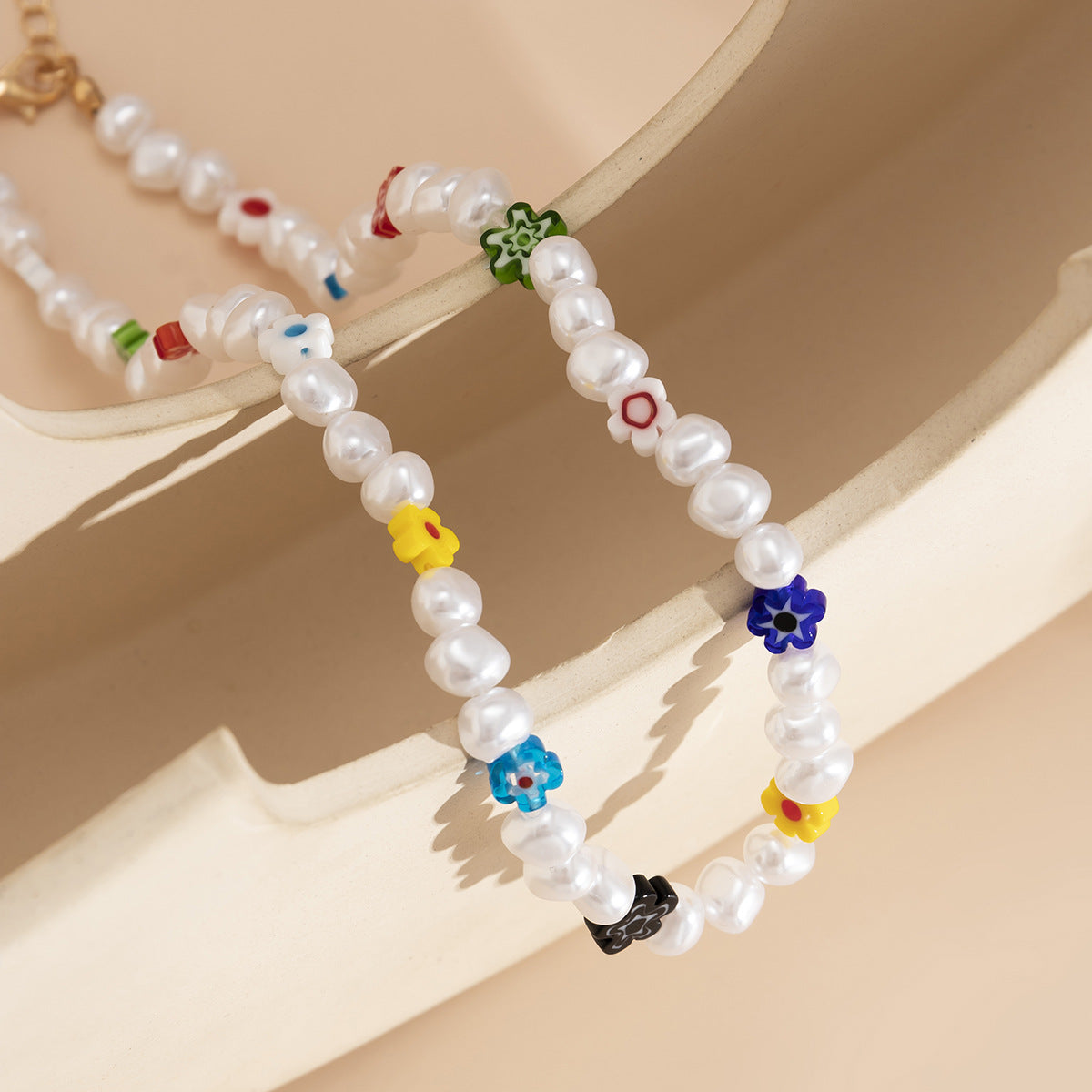 Collar con colgante rústico floral de margaritas para mujer con cuentas de resina y diseño geométrico en cadena de bolitas