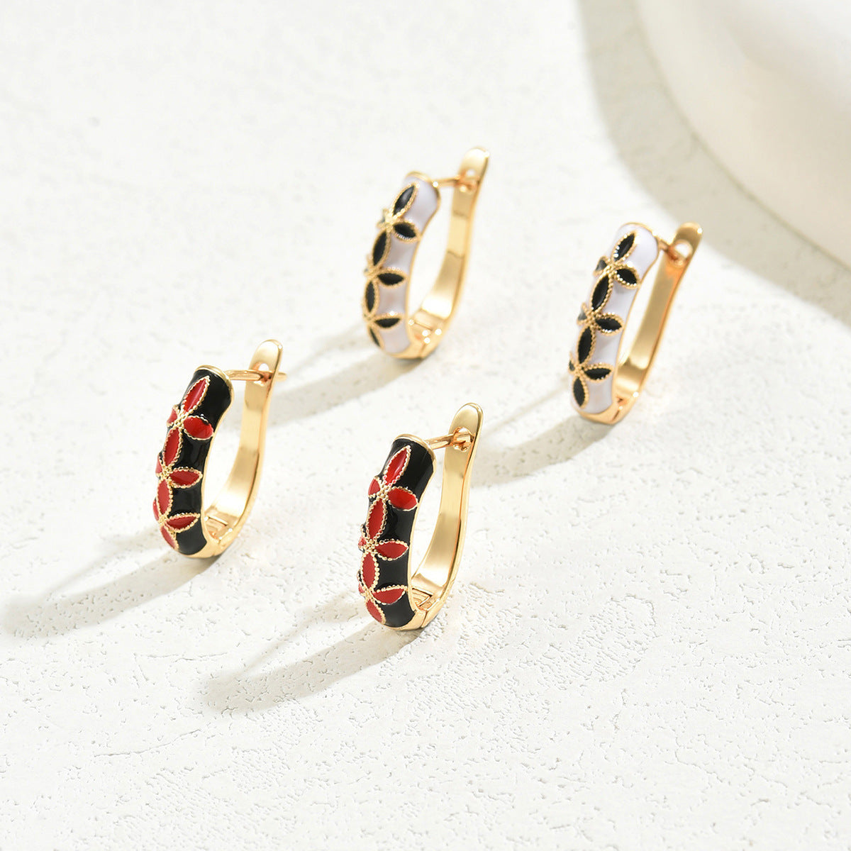 Pendientes Geométricos en Forma de U Estilo Palacio Vintage con Diseño Floral Esmaltado para Mujer
