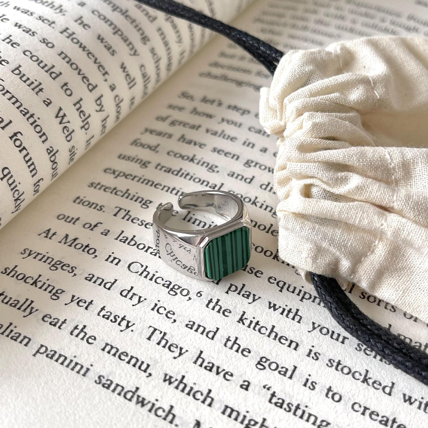 Anillo Minimalista Geométrico Verde Turquesa en Plata de Ley 925 con Patrón de Tierra Texturizado