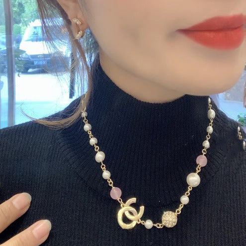 Elegante Collana da Donna con Ciondolo a Sfera in Cristallo, Perle e Lettera Placcata