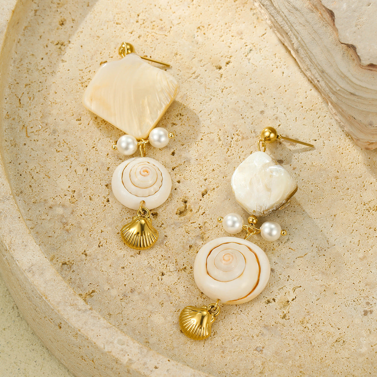 Pendientes colgantes de concha y perlas estilo vacaciones para mujer en acero inoxidable con acabado chapado