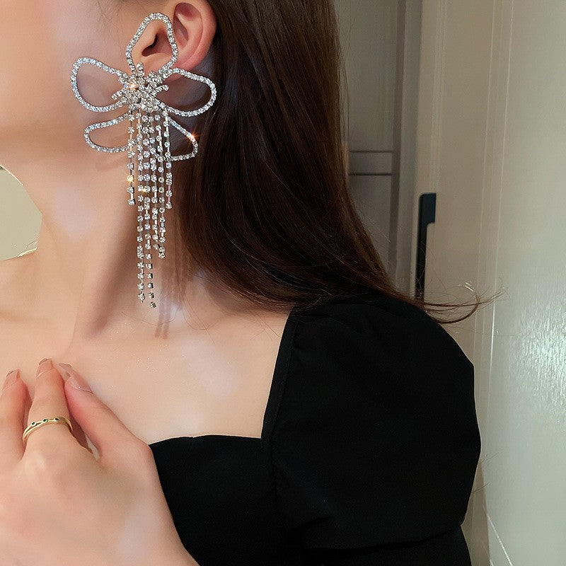 Orecchini a perno di lusso con lega geometrica irregolare e intarsio di strass, placcati argento, alla moda e versatili da donna