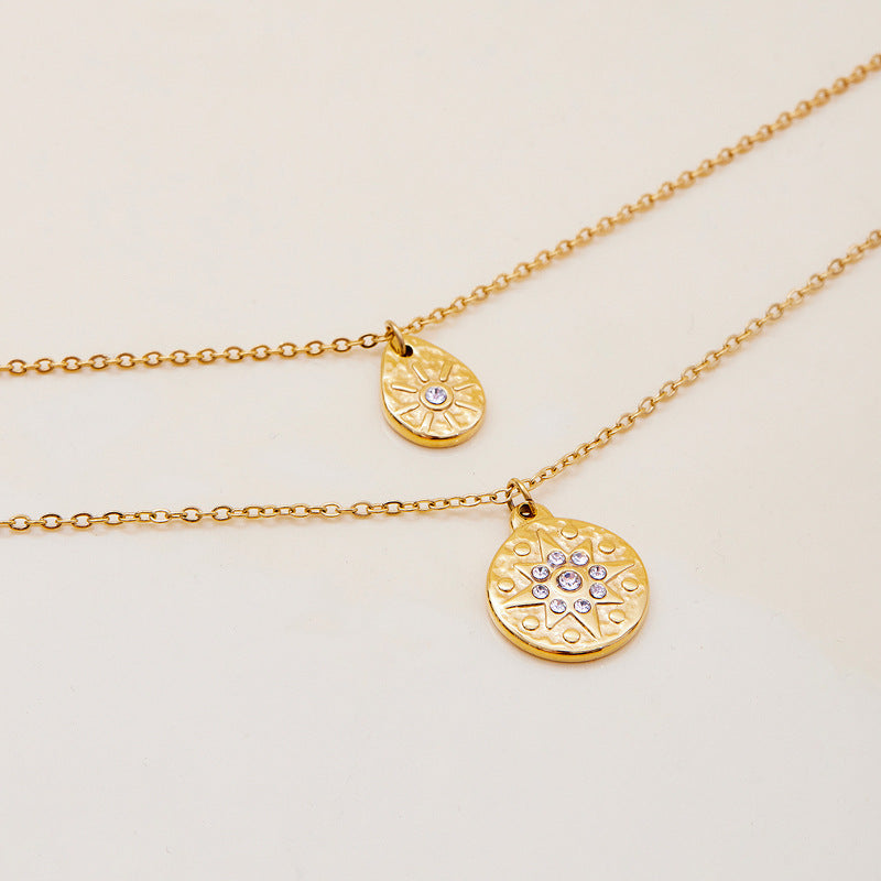 Collar de cadena de clavícula de acero inoxidable chapado en titanio para mujer con colgante geométrico de ráfaga de estrellas y incrustaciones de diamantes de imitación