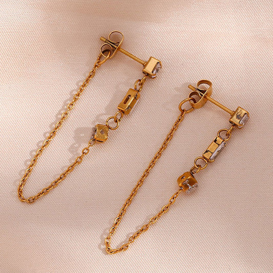 Orecchini a polsino minimalisti geometrici in acciaio inossidabile con accenti di zirconi e dettaglio a catena per donna