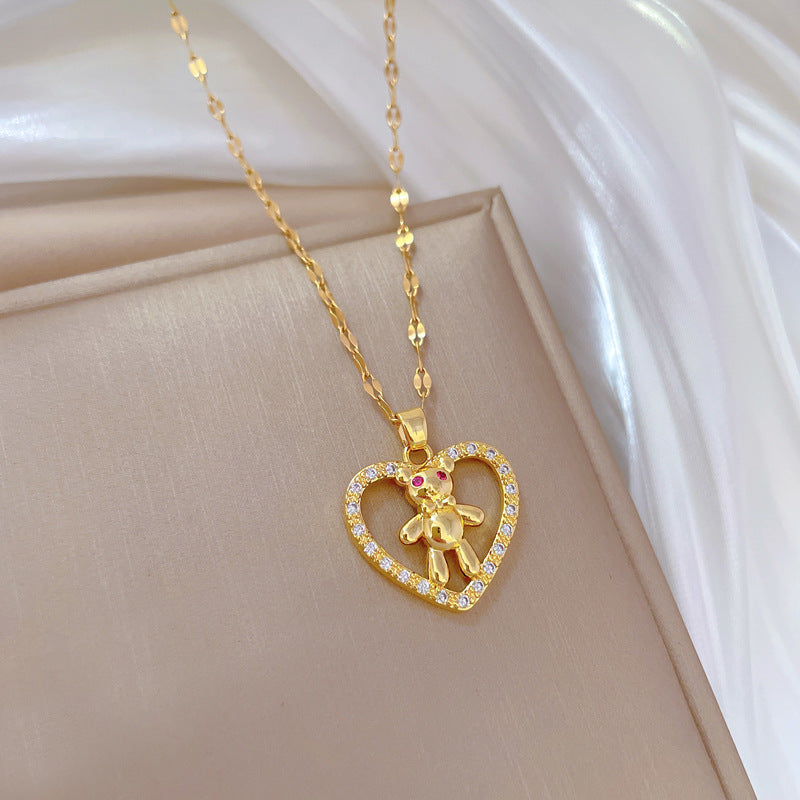 Collana Minimalista in Acciaio al Titanio a Forma di Cuore con Ciondolo Orsetto dagli Occhi Rossi e Intarsio Completo di Strass per Donne