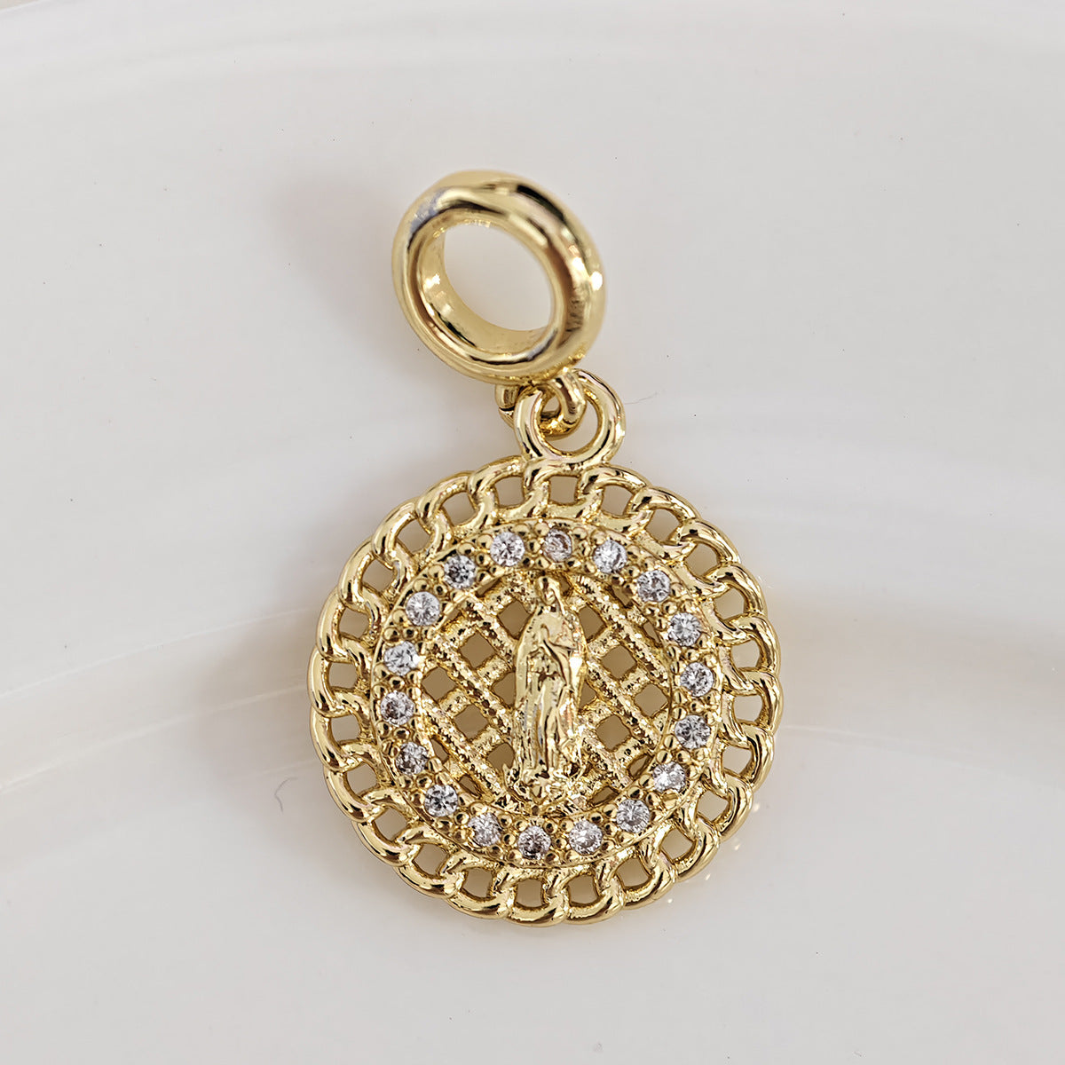 Ciondolo a Lettera Minimalista in Ottone Placcato Oro 18K con Barretta Charm con Zirconia Cubica Incastonata