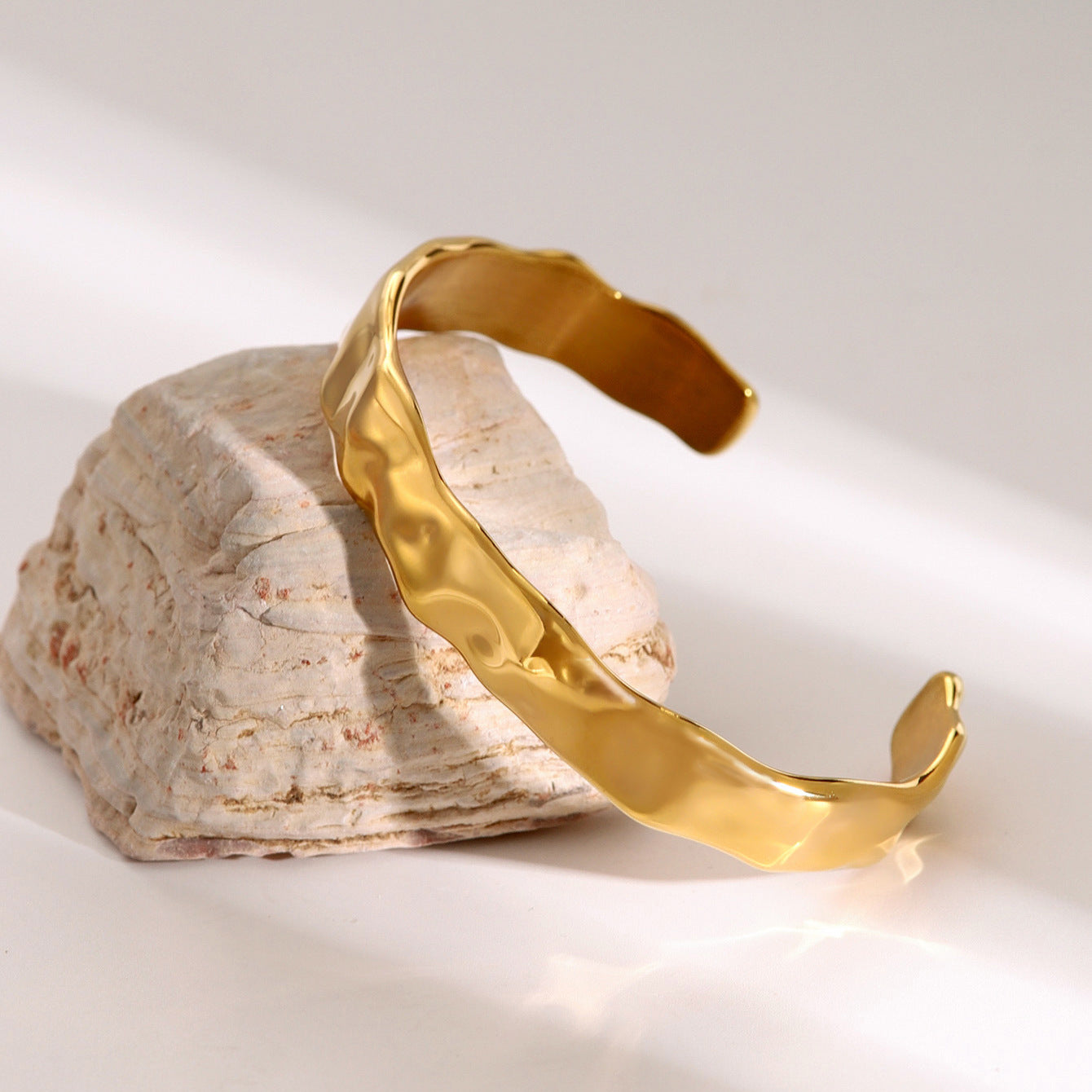 Pulsera de acero inoxidable martillado con textura ondulada y chapado en oro de 18 quilates para mujer, joyería de mano geométrica minimalista a la moda