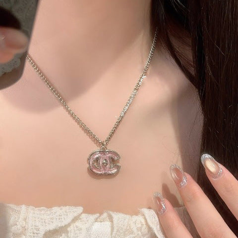 Elegantes pendientes de latón chapado en oro de lujo con incrustaciones de resina y postes de plata de ley 925 para mujer