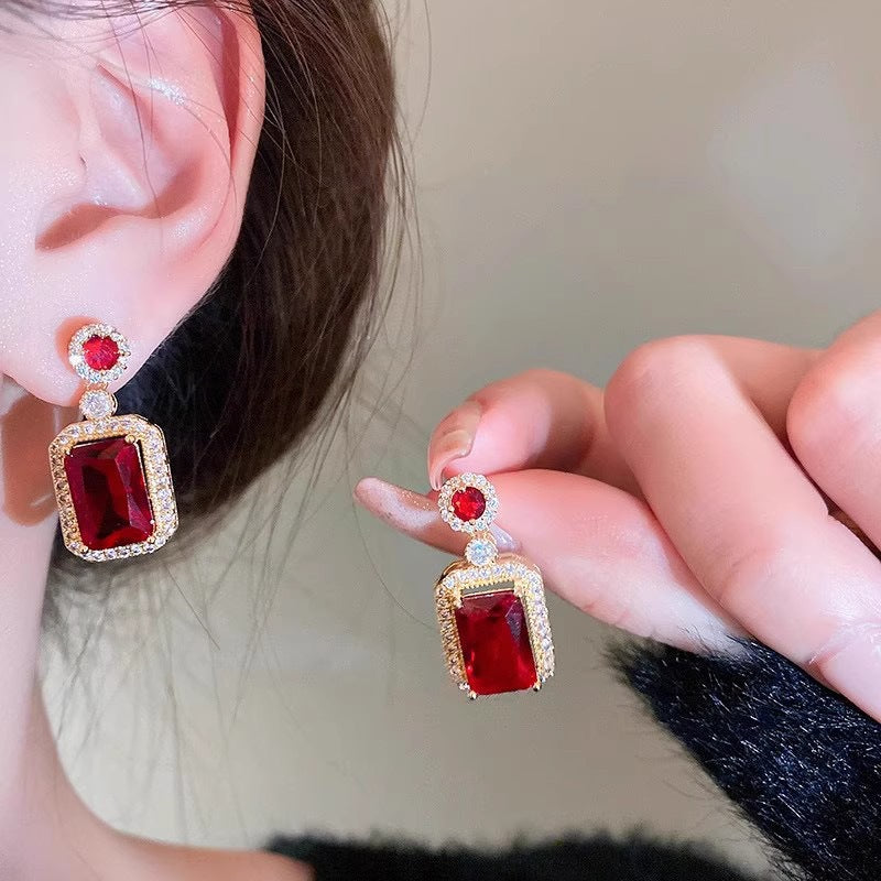 Set di Collana in Acciaio al Titanio Stile Francese Vintage con Geometria, Accenti di Zirconi e Cristalli Smeraldo, Catena a Onda, Design Elegante a Clavicola