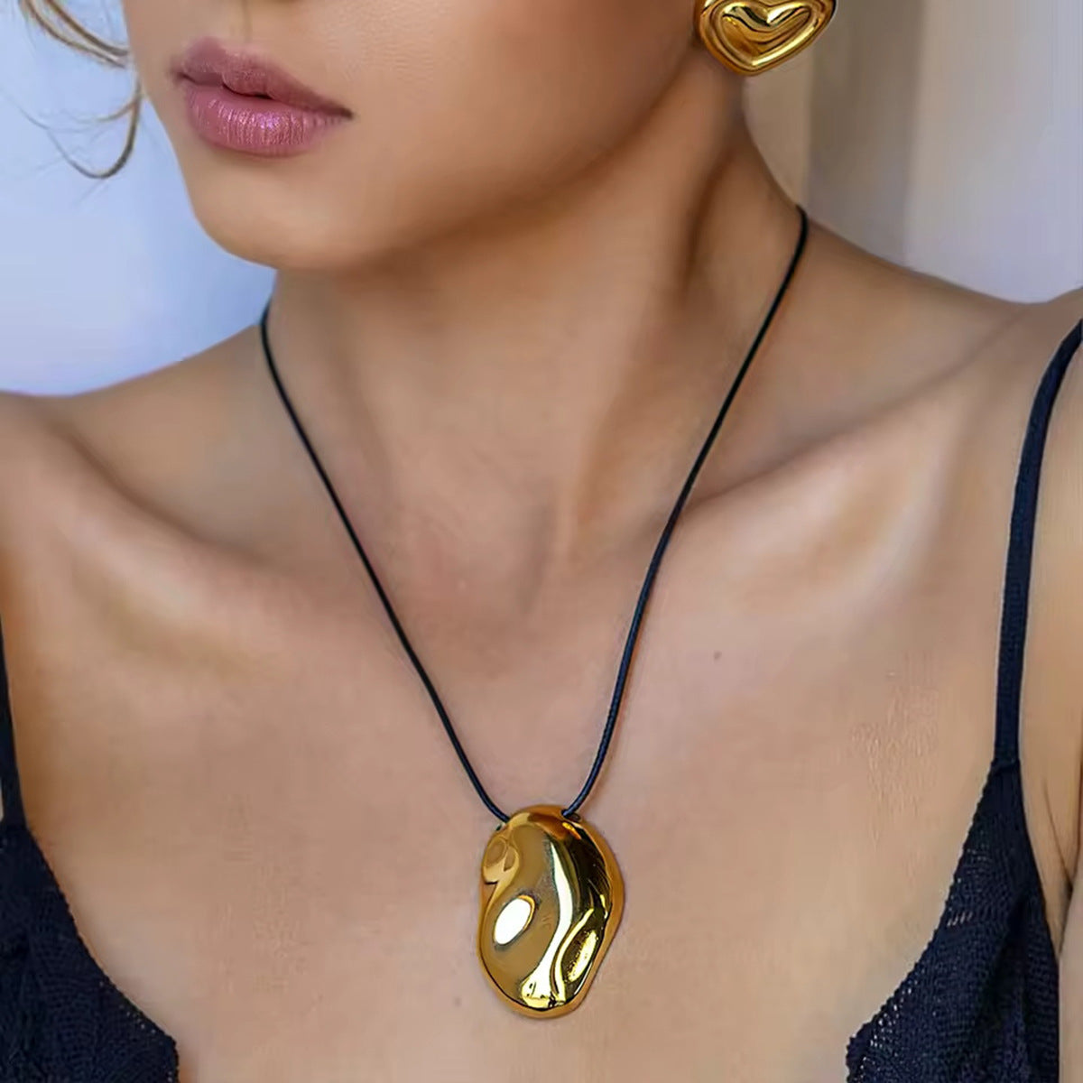 Collar de Acero de Titanio Geométrico Chapado para Mujer con Cordón Negro Cadena Ajustable para Clavícula