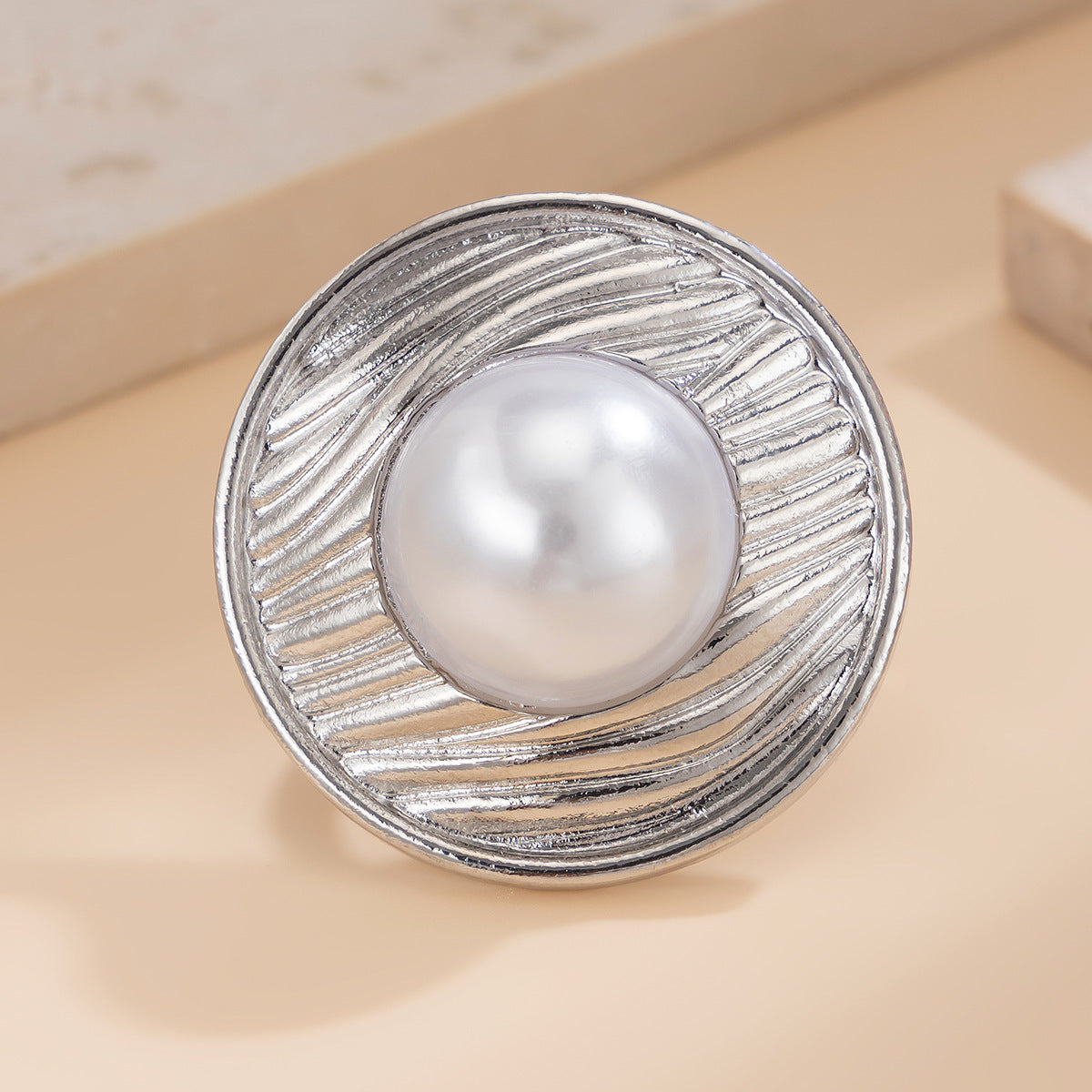 Elegant Geometric Oval Alloy Ring with Wavy Acrylic Pearl Design
