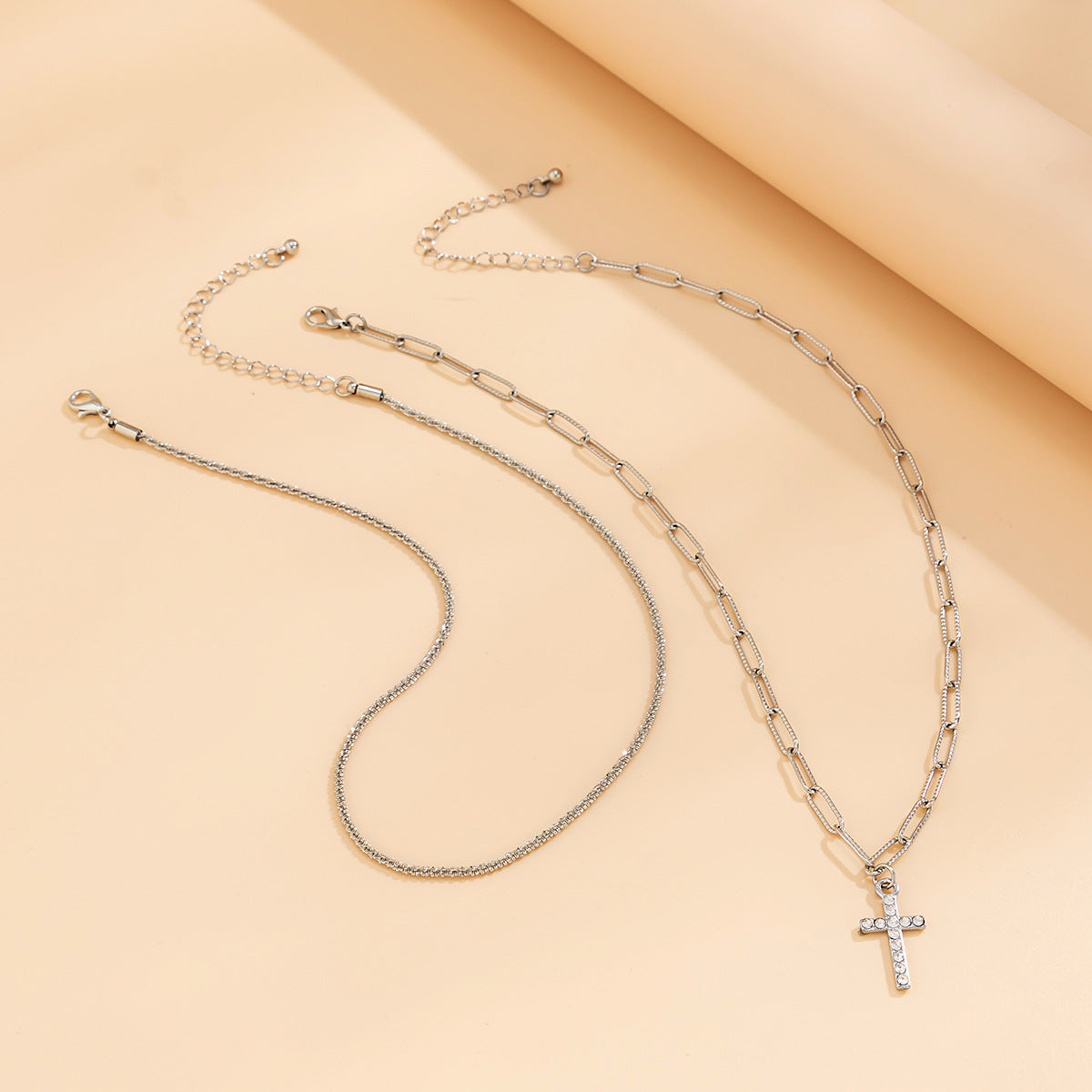 Collar Minimalista de Cruz Geométrica para Mujer con Incrustaciones de Pedrería y Cadena Doble