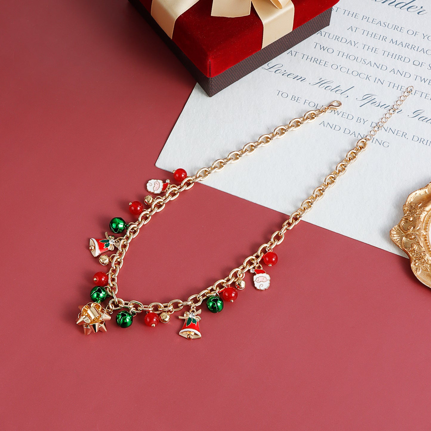 Collar con colgante floral navideño minimalista para mujer, con construcción de aleación, acabado chapado y detalles de campanas 3D multicolor