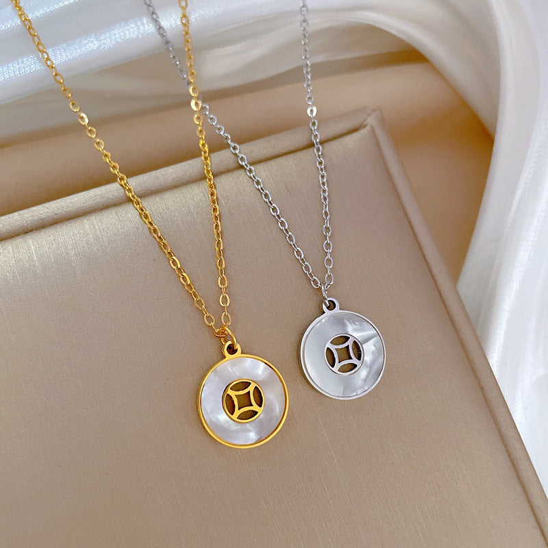 Collar minimalista de acero de titanio con colgante de moneda geométrica para mujer, cadena corta para clavícula con incrustaciones de diamantes de imitación