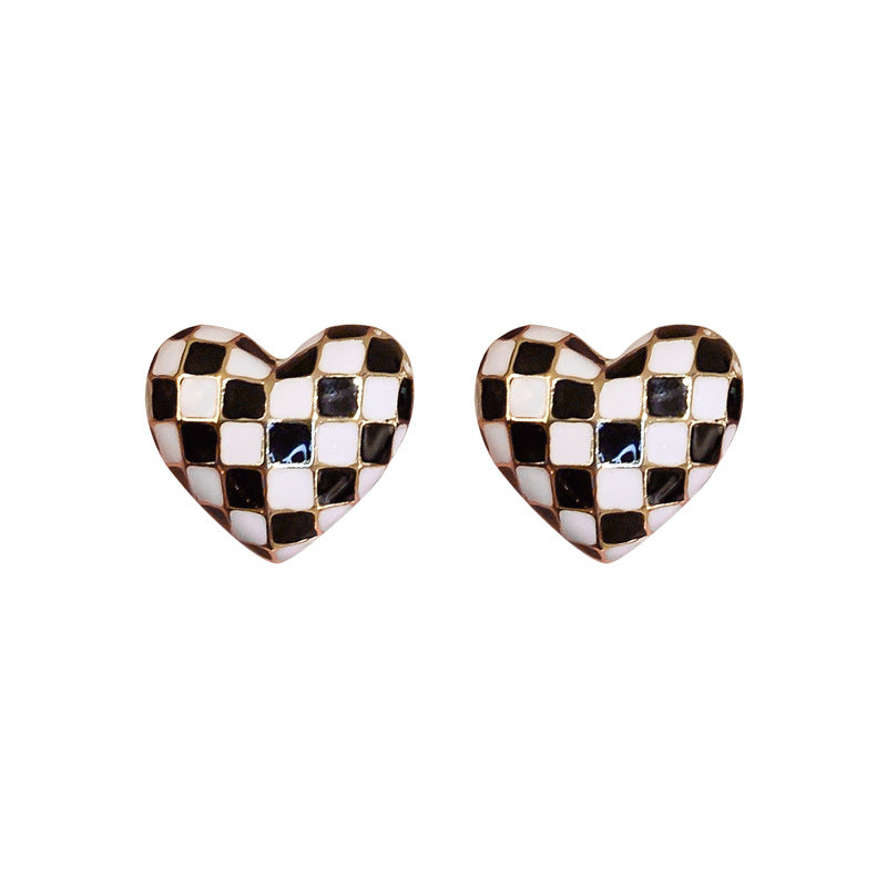 Fashionable Minimalist Heart-Shaped Alloy Stud Earrings for Women with Enamel Finish