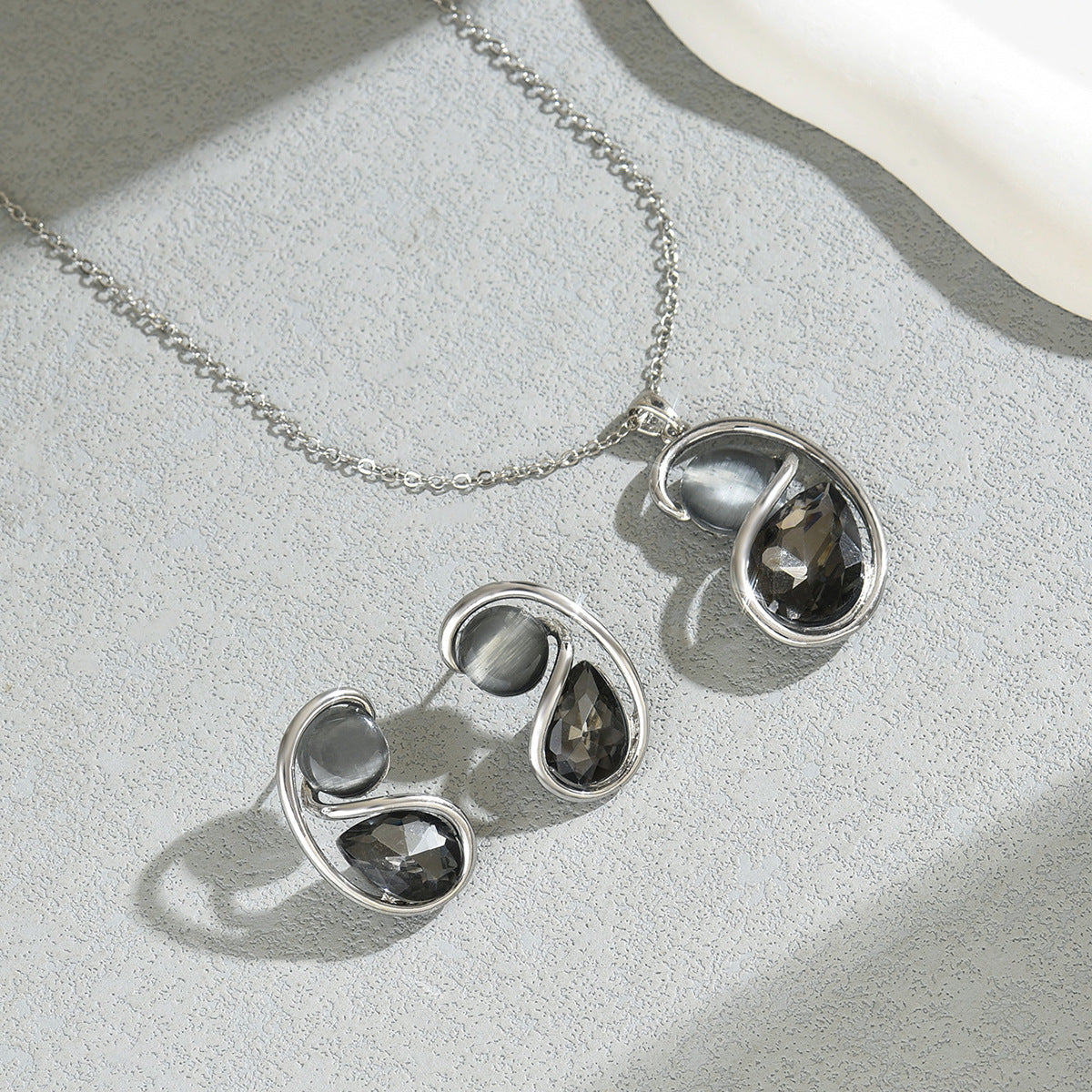 Conjunto de collar y pendientes de aleación para mujer de estilo geométrico con incrustaciones de diamantes de imitación para acentuar la clavícula