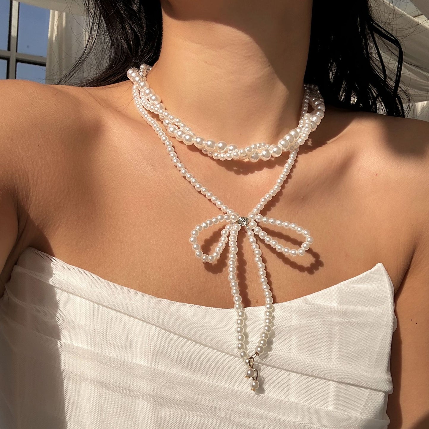 Elegante collana a strati con perle finte e motivo geometrico da donna