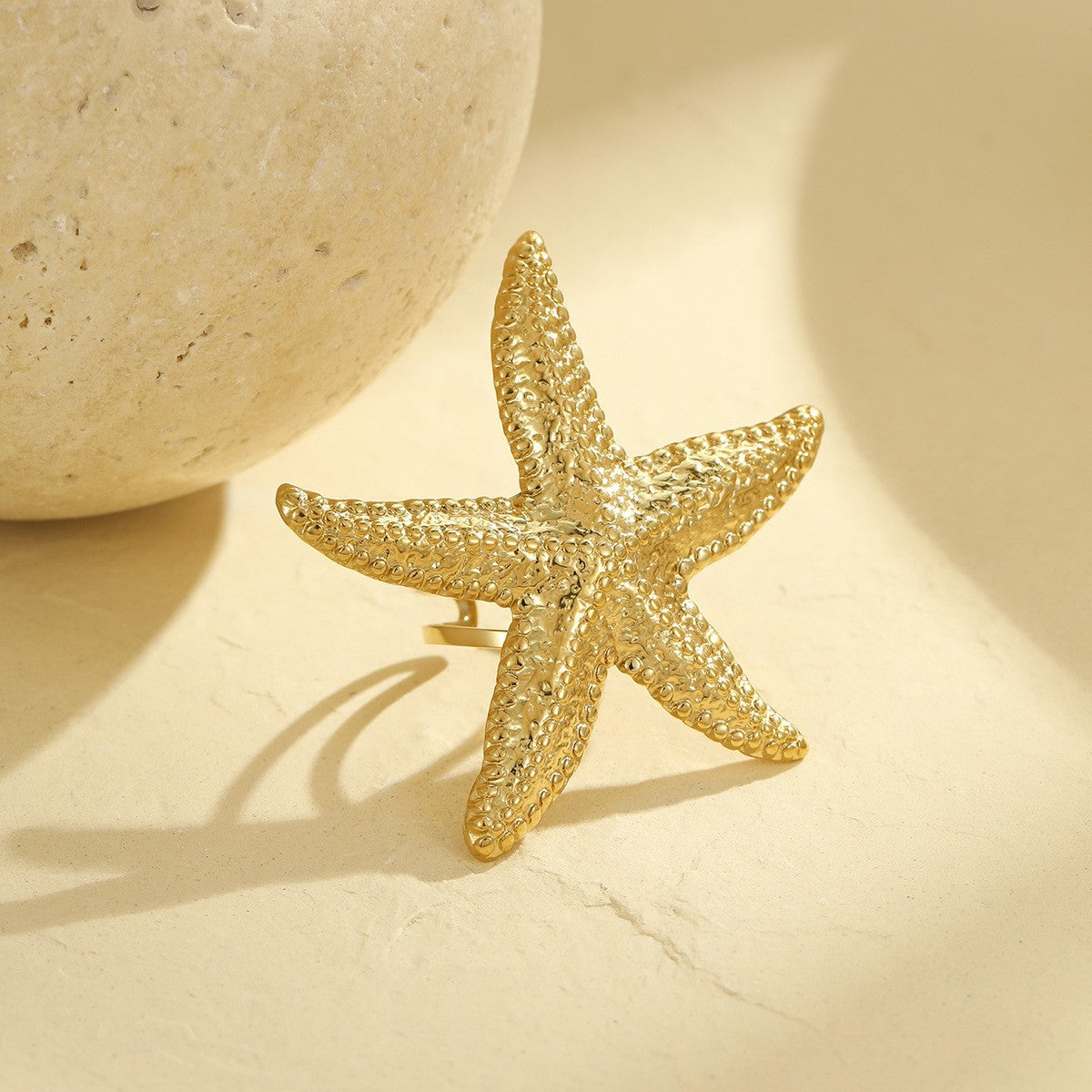 Anillo abierto de acero inoxidable de lujo inspirado en el océano con diseño de concha y estrella de mar para mujer