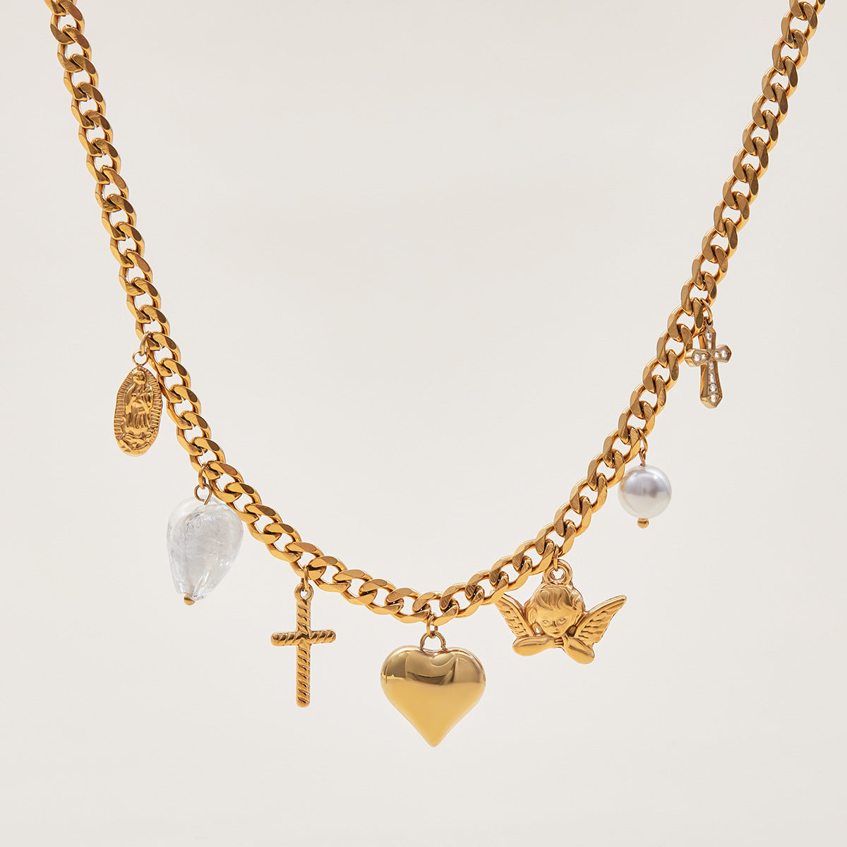 Elegante collar con colgante de acero inoxidable en forma de corazón con dije de acero de titanio y acabado chapado para mujer