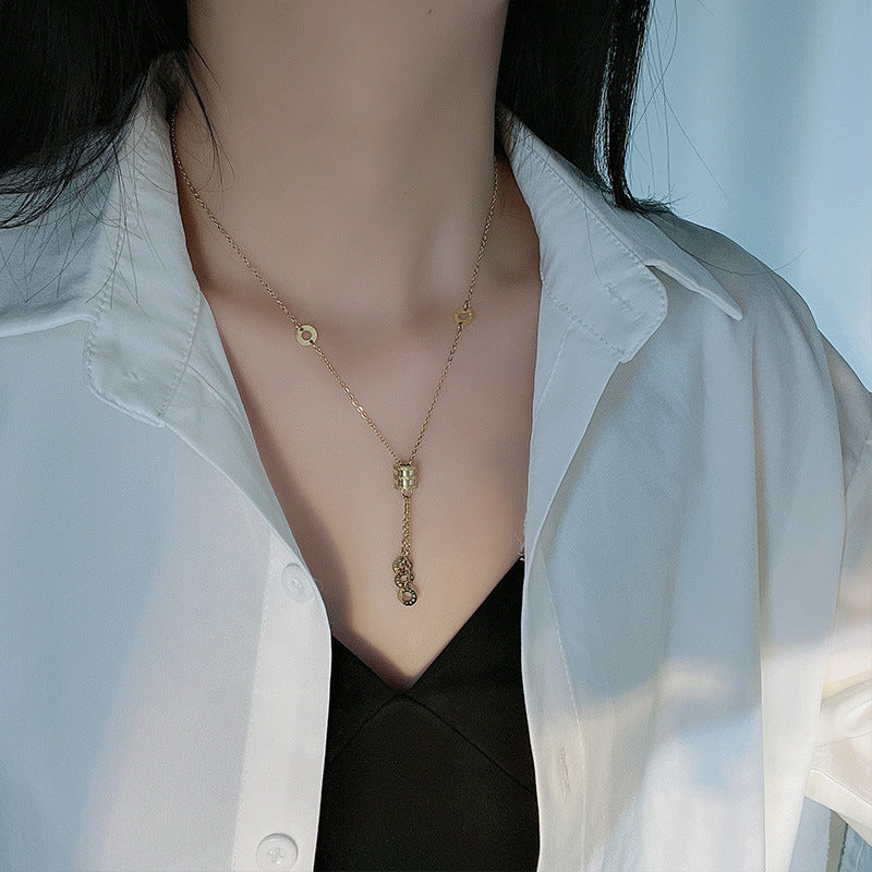Collana Minimalista Geometrica in Acciaio al Titanio con Ciondolo Numeri Romani Placcato Oro per Donna e Uomo