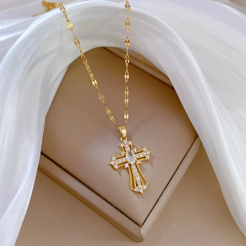 Collana Girocollo di Lusso con Pendente a Croce Geometrica in Acciaio al Titanio e Strass