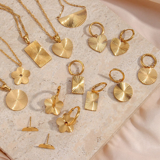 Collana da donna in acciaio inossidabile con motivo geometrico, placcata in oro 18 carati, con ciondolo a strisce