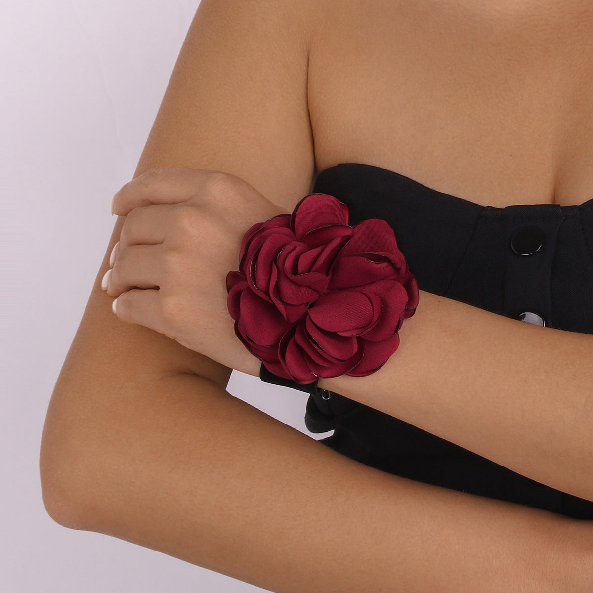 Pulsera floral dulce y atrevida con perlas de imitación y detalles de aleación, elegante diseño de rosa de té y rosa en banda de terciopelo