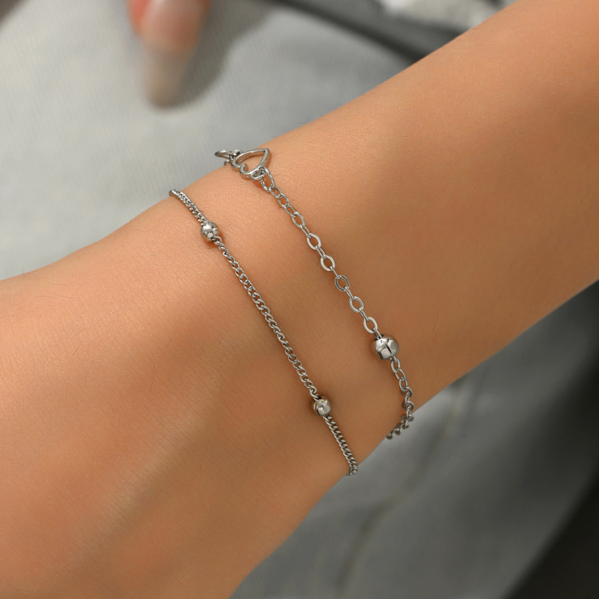 Bracciale da donna placcato rame con cuore geometrico minimalista e forma a diamante, con elegante design a doppio strato