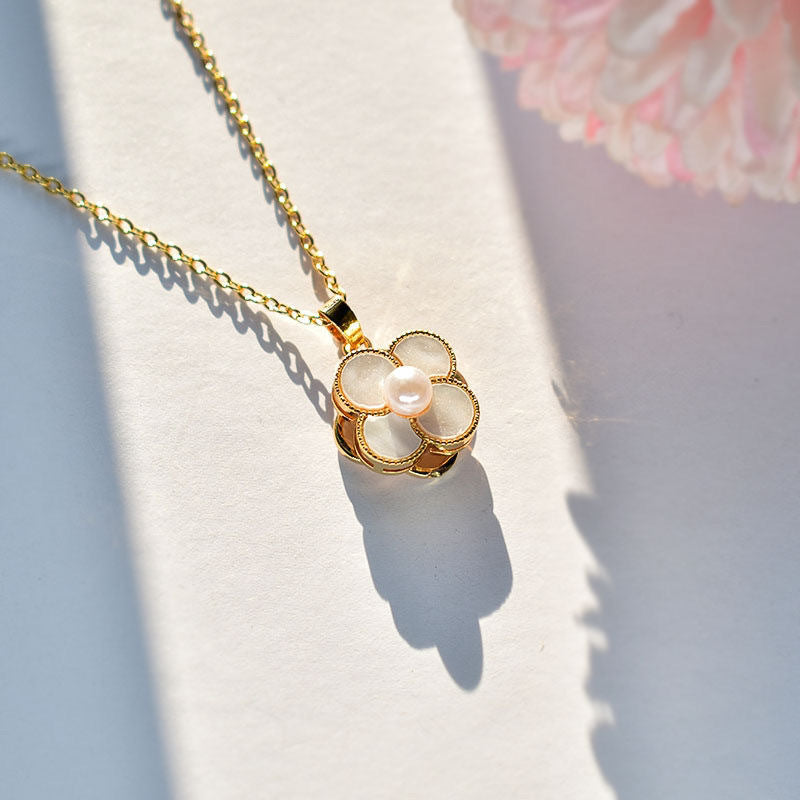 Elegant Rotating Sand Shell Clover Necklace for Women in Titanium Steel with O-Chain Minimalist Luxury Style