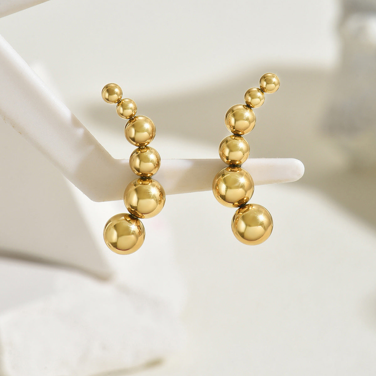 Pendientes Geométricos Minimalistas para Mujer con Base de Cobre Bañado en Oro y Postes de Acero Inoxidable, Diseño de Cuentas Irregulares