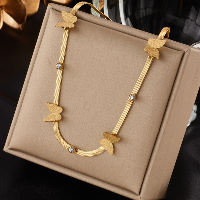 Collana con ciondolo a cuore e farfalla minimalistica di tendenza in acciaio al titanio con intarsio di strass su catena a serpente da donna