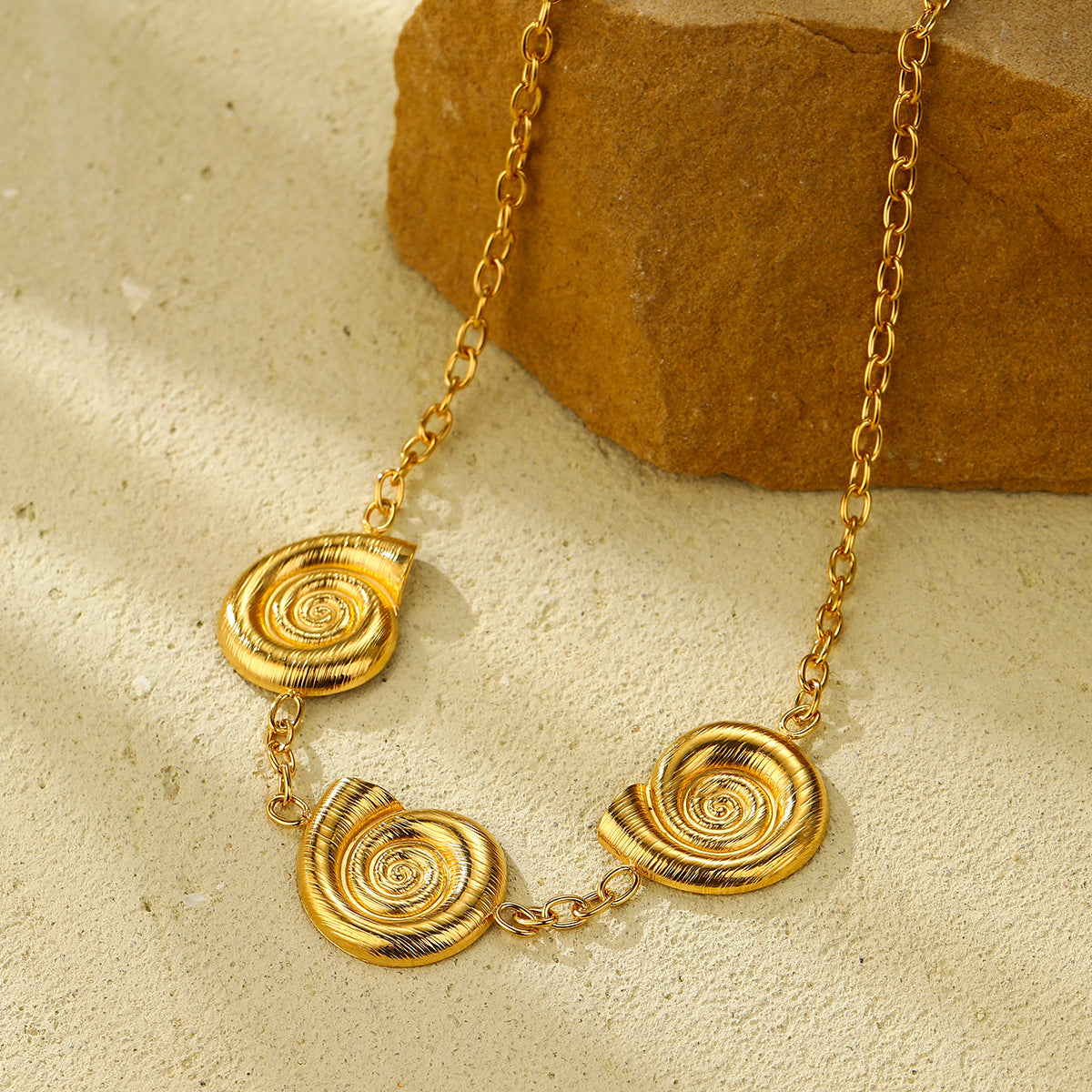 Collana con ciondolo a chiocciola a spirale alla moda in acciaio inossidabile con placcatura in oro 18 carati da donna