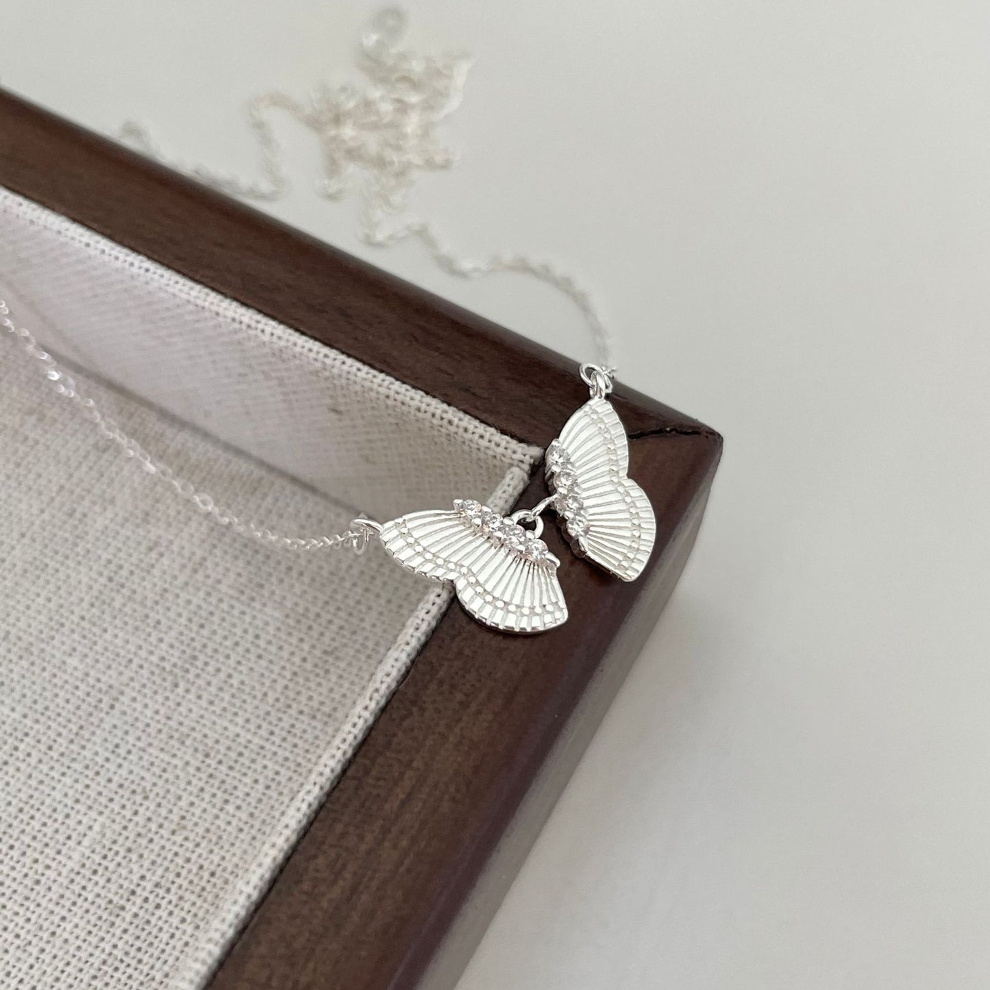 Collana da donna a farfalla geometrica placcata oro in argento sterling 925, stile minimalista e dolce