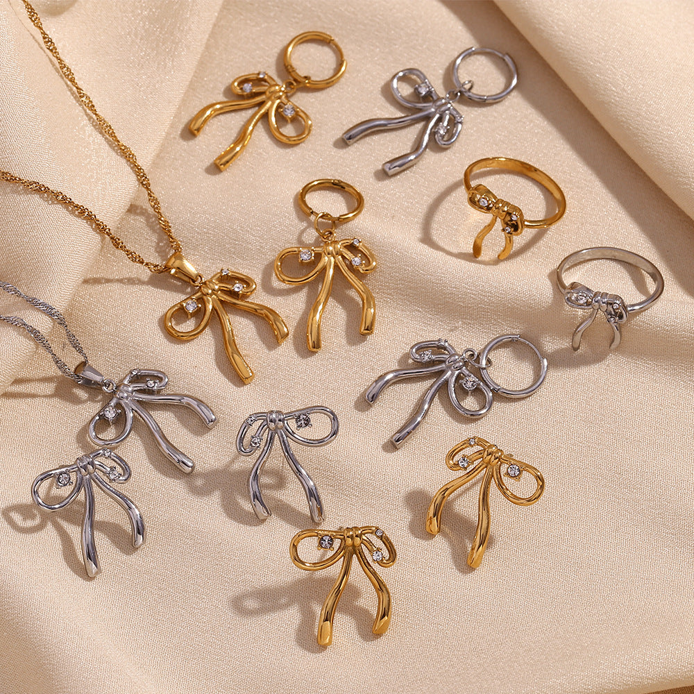 Collar de mujer de acero inoxidable chapado en oro de 18 quilates con forma de lazo de moda con detalles de diamantes de imitación