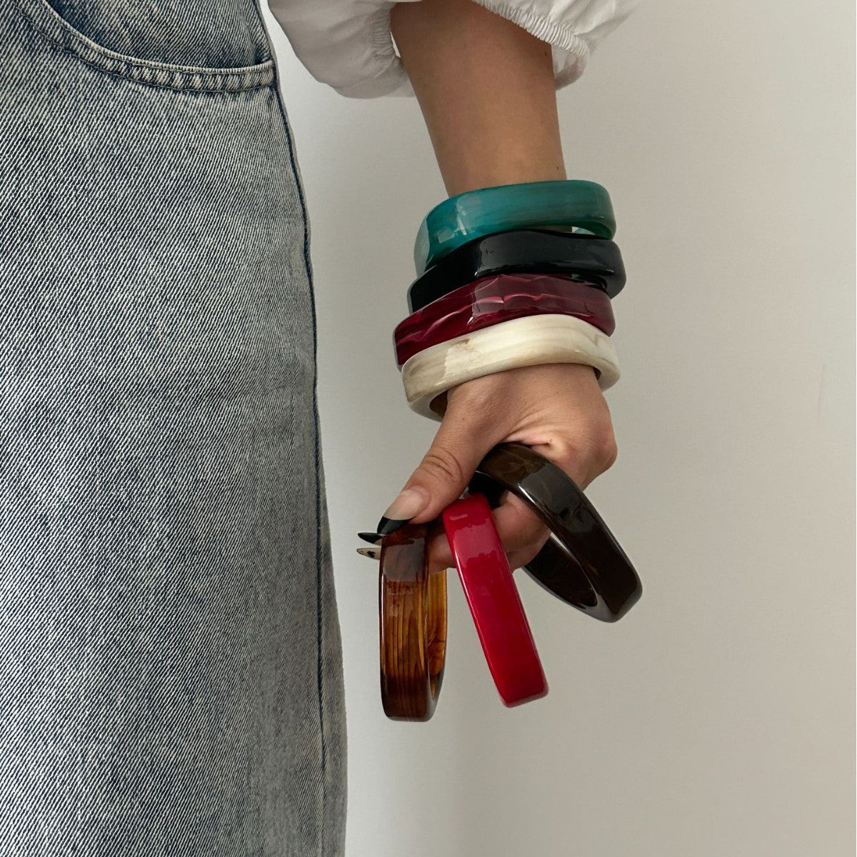 Bracciale rigido in acrilico geometrico minimalista con gocce d'olio