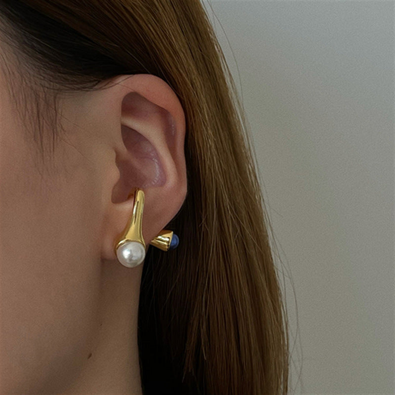 Elegantes aretes de mujer con baño de oro y postes de acero inoxidable, con piedras naturales geométricas en forma de U y perlas.
