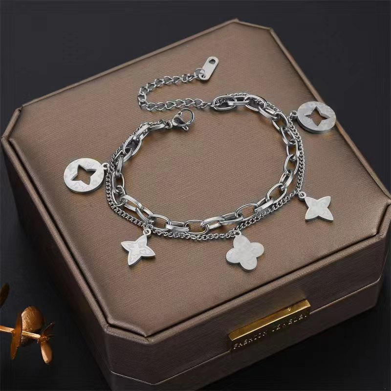 Elegante Pulsera Minimalista de Acero de Titanio con Colgante Redondo Bañado en Oro de 18K y Dije de Hoja para Mujer