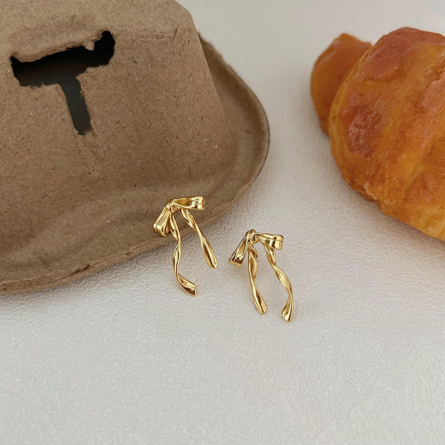 Pendientes Minimalistas con Forma de Lazo de Plata de Ley 925 con Baño de Oro para Mujer