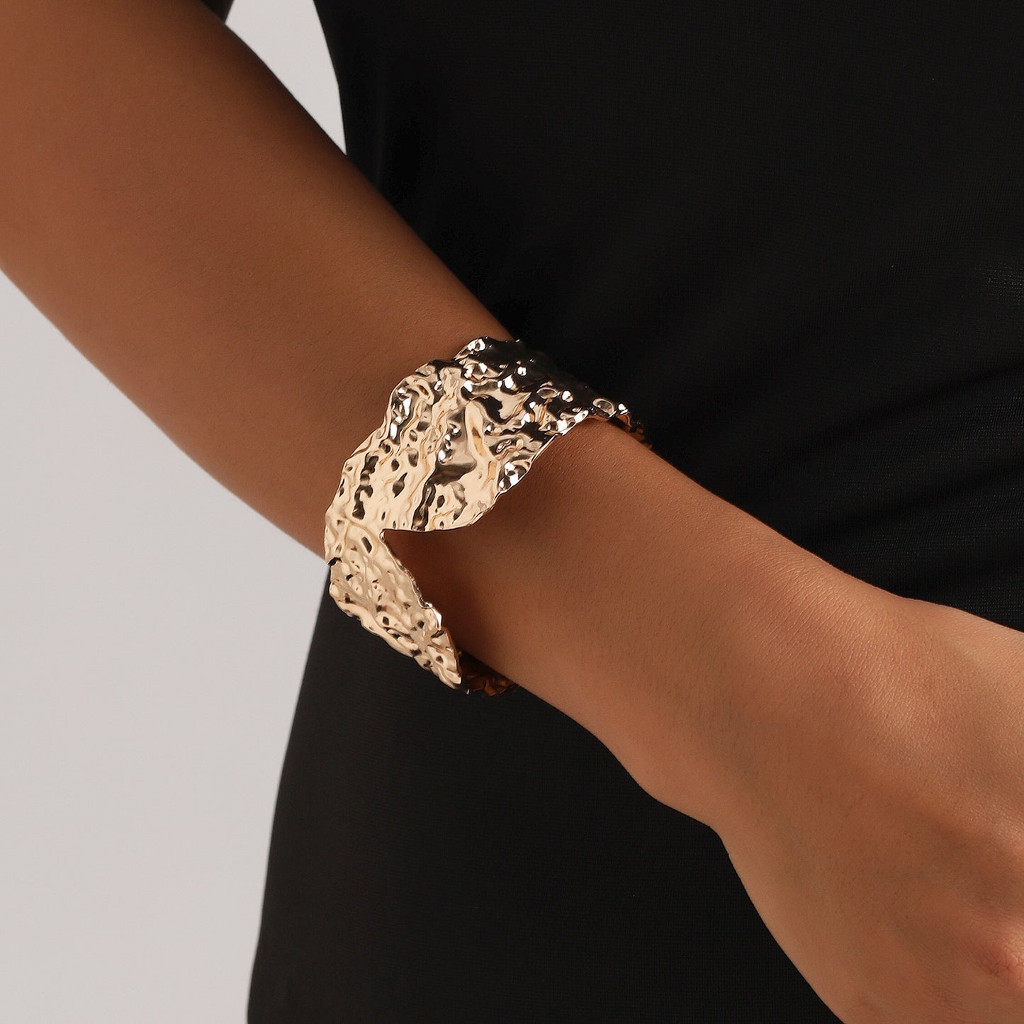 Pulsera de puño asimétrica geométrica texturizada estilo punk para mujer, aleación chapada