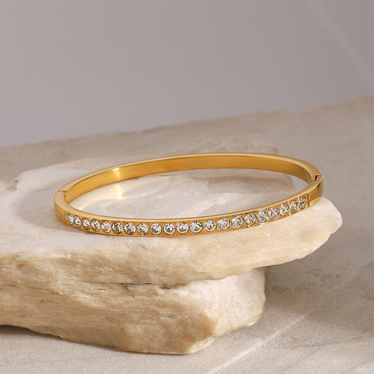 Bracciale rigido in acciaio inossidabile con strass geometrici minimalisti e finitura placcata per donna